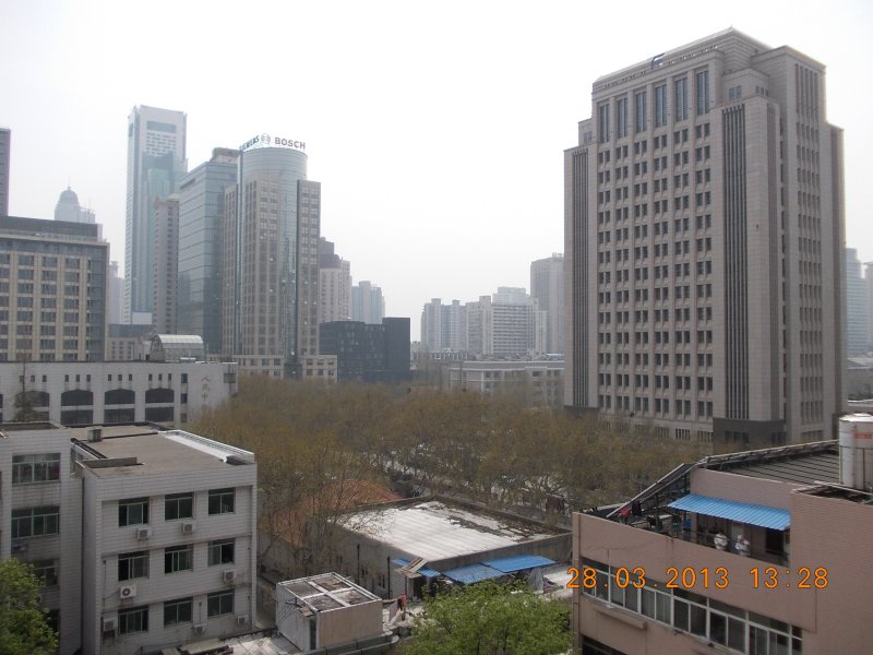 Vista desde el tren de la ciudad de Nanjing con publicidad de empresas europeas